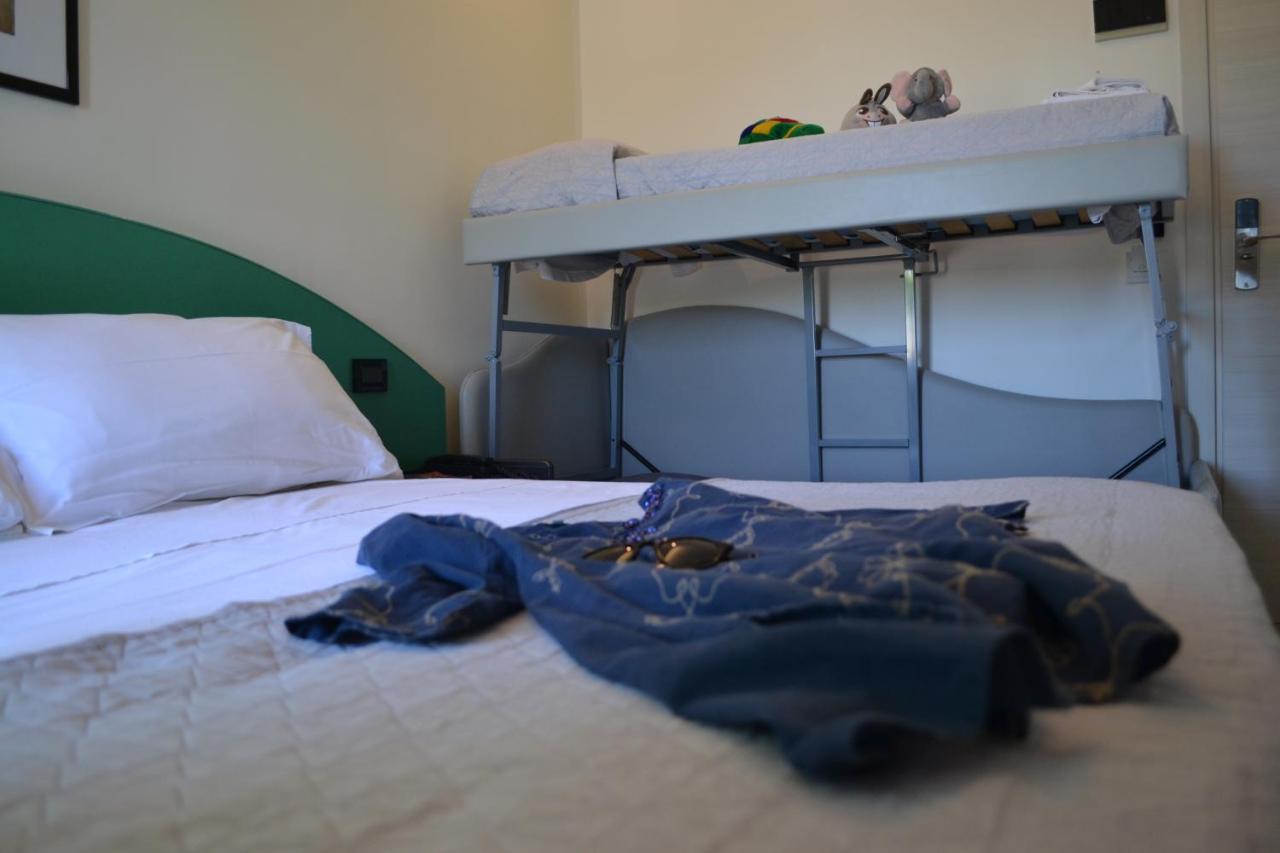 Hotel Tre Stelle Rimini Bagian luar foto