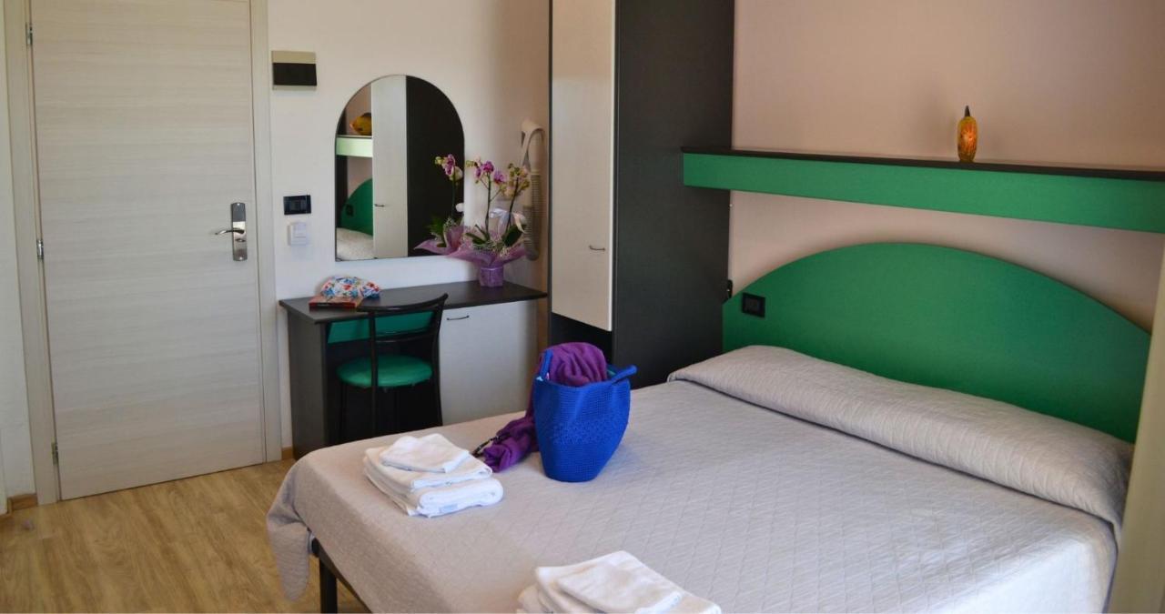 Hotel Tre Stelle Rimini Bagian luar foto
