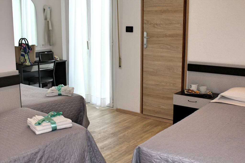 Hotel Tre Stelle Rimini Bagian luar foto
